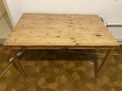 Dřevěný stůl Ikea – Praha 2