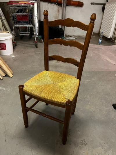 Čtyři dřevěné židle
