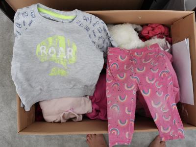 Krabice oblečení pro holčičku + hračky  (cca 6m-2 roky)