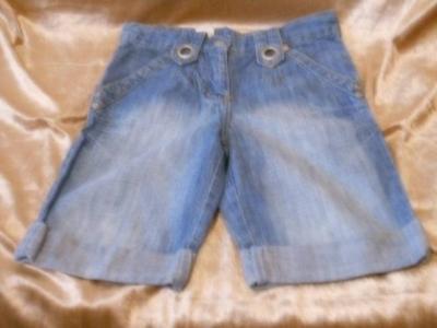 Džínové kraťásky.