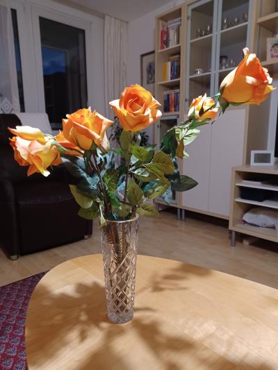 Umělé růže s vázou