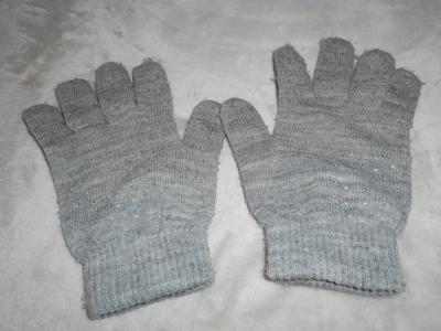 Šedé rukavice s kamínky