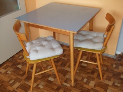 Jídelní stůl se 3 židlemi  