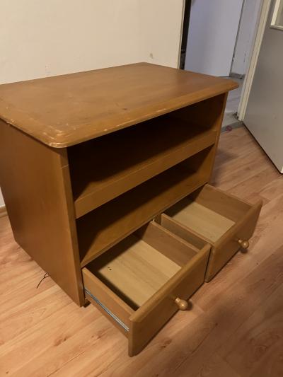 Malá dřevěná -bytelna skříňka