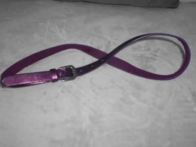 Pásek fialový lesklý.