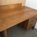 Dřevěný psací stůl