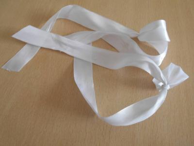 2 bílé stuhy  na tvoření