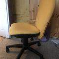 Žlutá kolečková židle