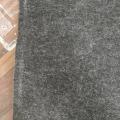 Syntetická netkaná textilie v tmavě šedé barvě