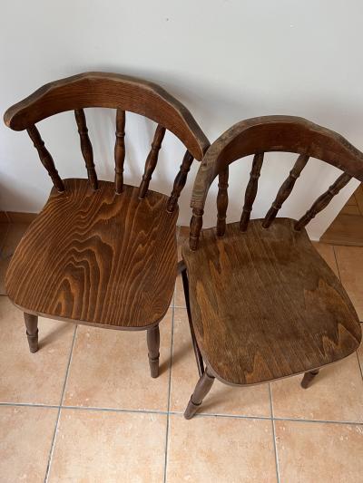 2 dřevěné židle s podsedáky