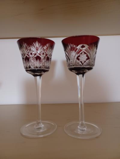 Dvě rubínové broušené skleničky na víno