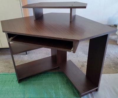 Rohový počítačový stolek