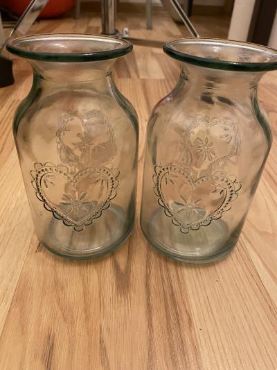 Dvě menší vázy