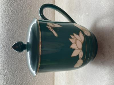 Zelený keramický hrnek na čaj s pokličkou