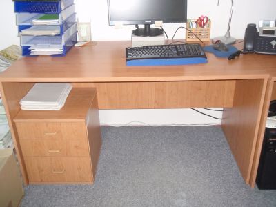 Daruji 4 psací stoly a 2 kontejnery