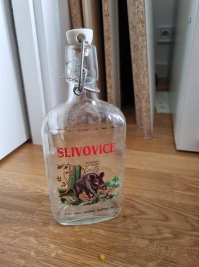 lahvička slivovice s divočákem