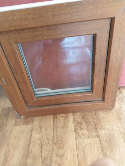 Daruji plastové okno 50x50 zlatý dub, otevíratelné, sklopné.