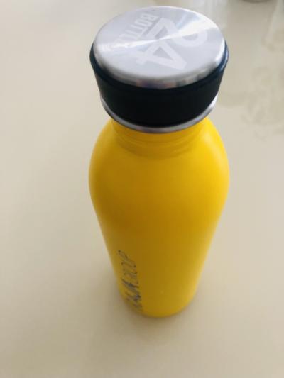 Žlutá kovová láhev na pití 🥤