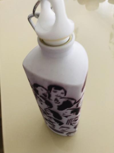 Daruji kovovou láhev na pití bílá s potiskem🥤