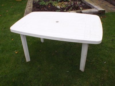 Zahradní stůl bílý plast