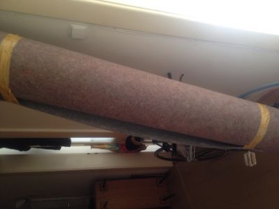 Šedý zátěžový koberec