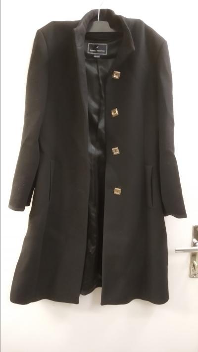 Černý vlněný kabát ve vel. 38-40.