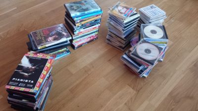 Vypálená DVD a CD s klasikou z devadesátek a přelomu milénia