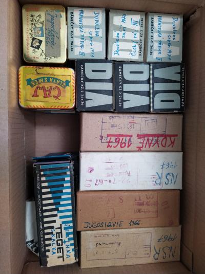 Krabice starých diáčků
