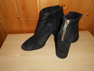 Černé semišové kotníčkové boty