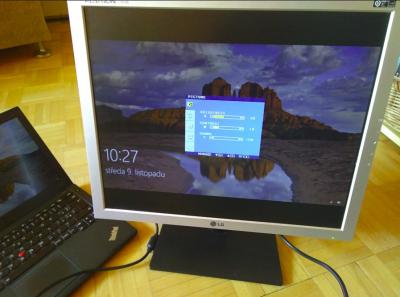 Daruji PC monitor (připojení přes VGA kabel - je součástí)