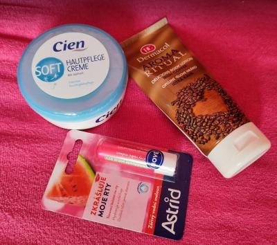 Daruji tělové mléko, krém a tyčinku na rty