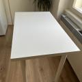 Bílý stolek z Ikea