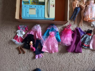 Barbie s oblečky a nábytkem