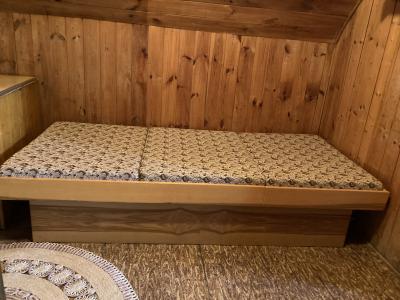 5 ks postelí s úložným prostorem vč polštářů