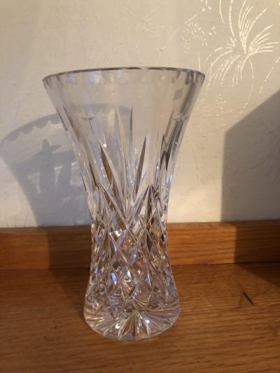 Vaza z brouseneho skla