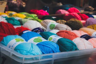 POPTÁVÁM: Vlněná příze na pletení, nitě na šití různé barvy