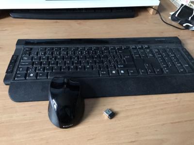 Bezdrátová multimedialni klávesnice s myší