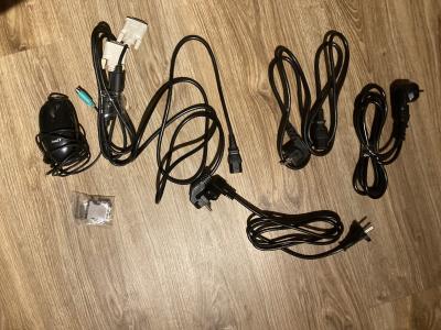 Stare kabely k PC (napájecí, DVI, VGA/DVI redukce, PS2 myš)