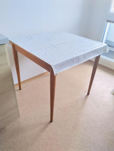 Stůl dřevěné konstrukce, 80x78 cm