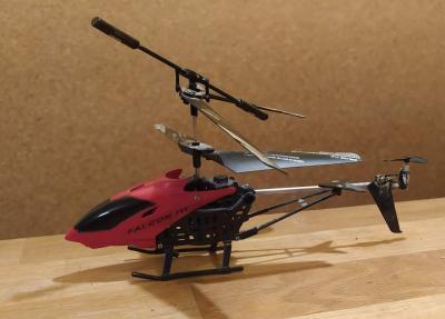 Červenočerný vrtulníček s ovládáním