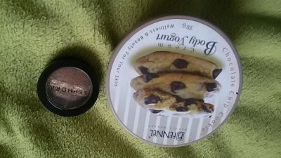 Tělový jogurt cookies a stíny Sephora 
