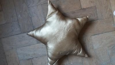 Zlatý polštářek hvězda cca 40cm
