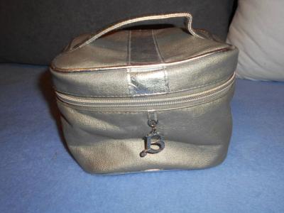 Kosmetická taška stříbrná.