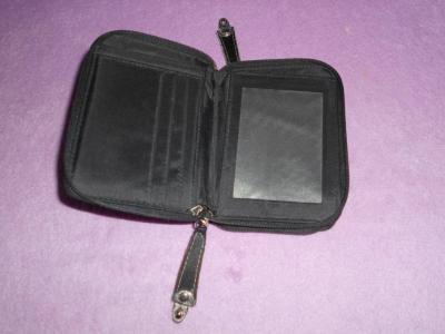 Černá peněženka -