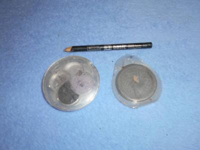 Oční stíny 2 barvy Essence, stříbrné a tužka-