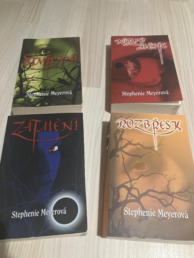 Daruji knihy od Stephenie Meyer - Stmívání
