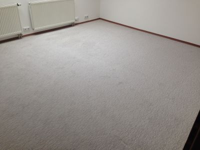 Šedobílý koberec, velikost přes 30m2