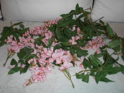 Umělá květina rozpadlá na tvoření