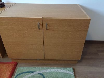 Darujem: písací stôl, skriňu, sklenený stolík, 2 koberce...