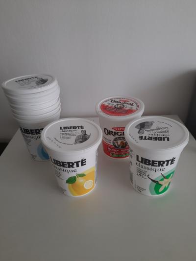 Kelímky od jogurtů s víčky na skladování potravin